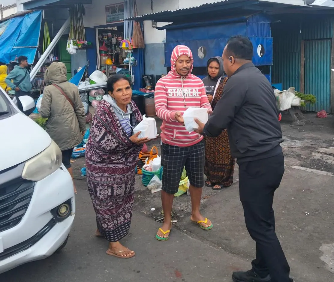 Polres Ngada Gelar Pembagian Takjil di Kota Bajawa